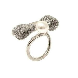 JOMMI LIM RING WITH PEARL AND BOW